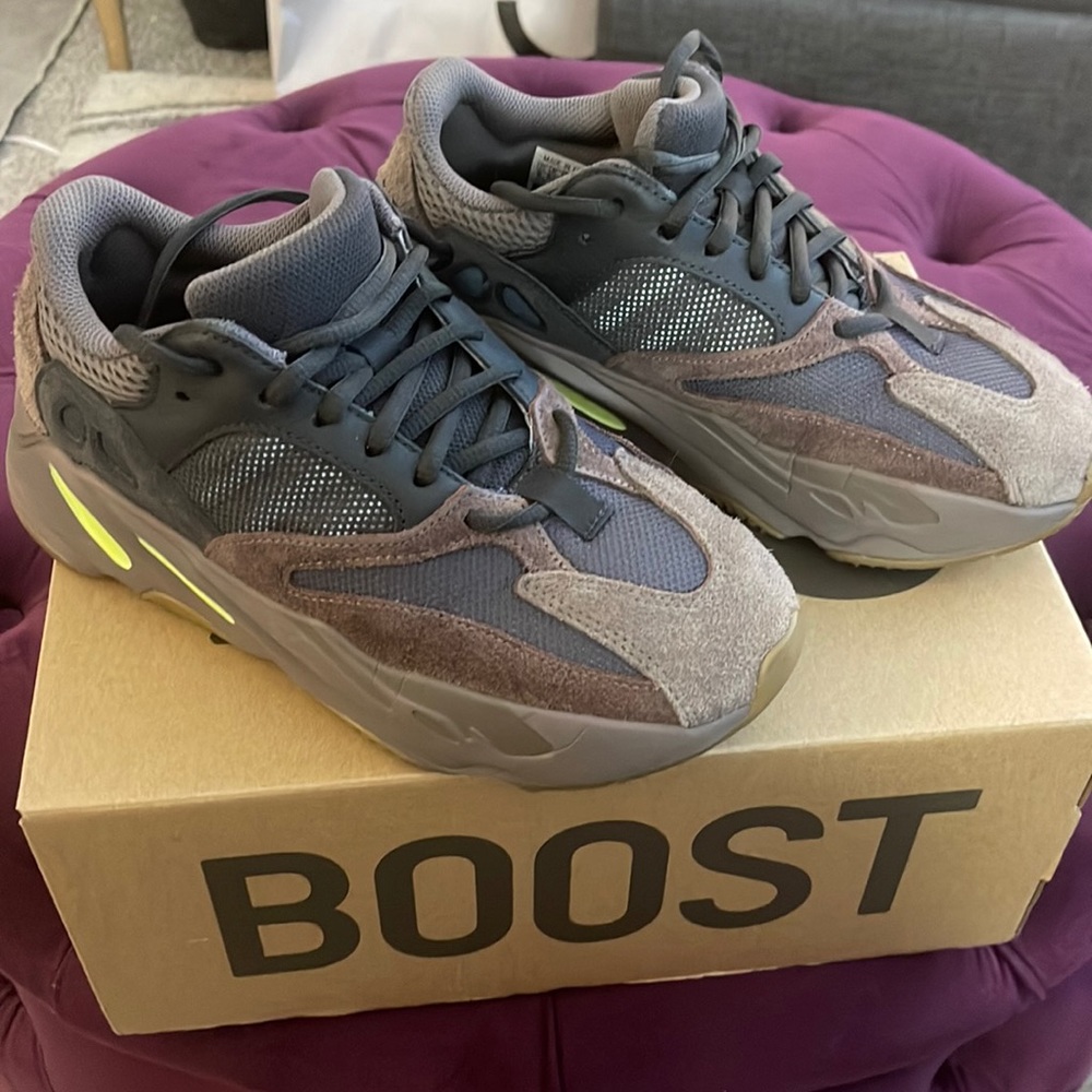 Yeezy Boost 700 Mauve (PreLoved)